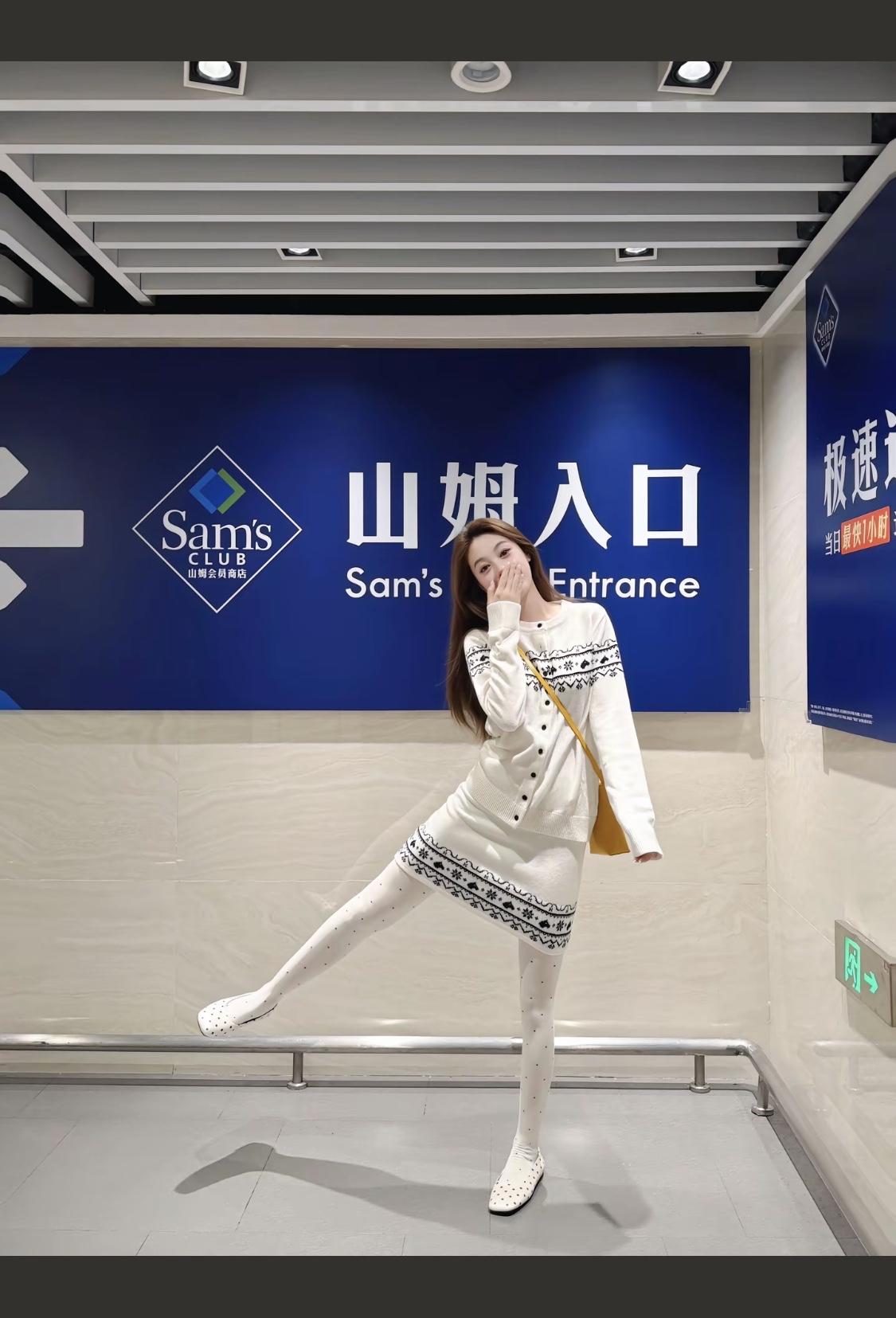 黑白波点鞋搭配白色连衣裙，简约优雅，黄色包包点缀，完美造型！