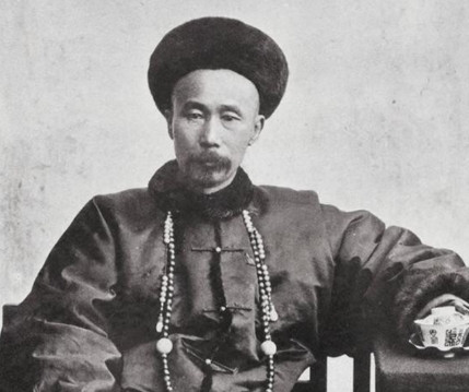 李鸿章访英时，德国人给李鸿章推销马克沁机枪，当他第一次看到这款机枪时，他没有问价