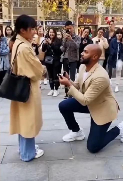 这位真是中国有骨气的中国姑娘，大胆斥责黑老，不理黑老，让黑老外无地自容，为这位中