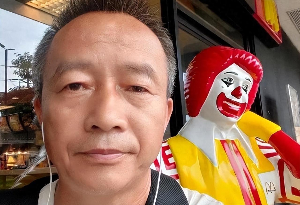 范士贵15岁就认定自己“灵魂在美国”，后来考进人大、当上体面知识分子、娶妻生女，