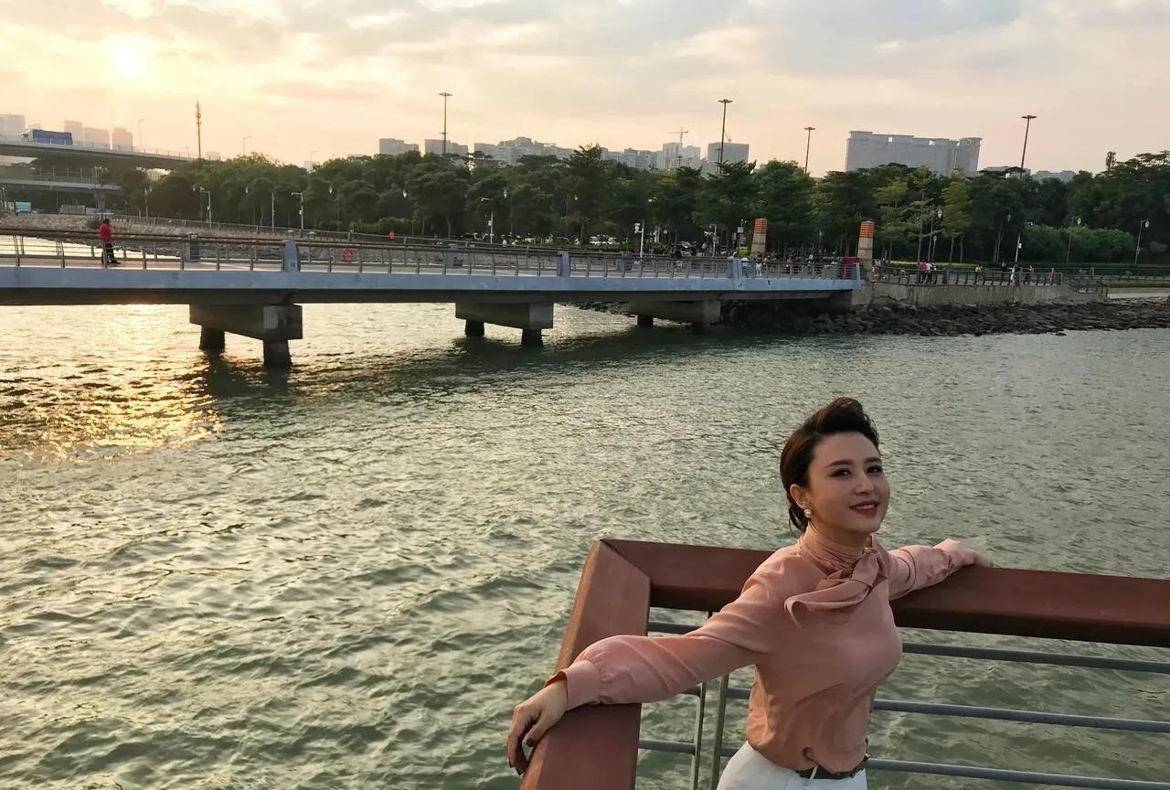 她绝对是央视身材最好的主持人，穿着丝质衬衫，被风吹的贴在身上，显的胸大腰细，好身