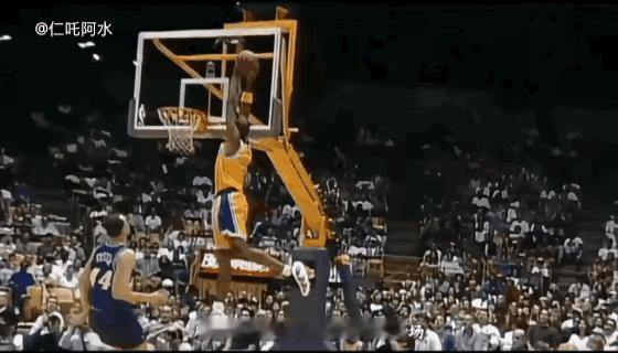 1996年刚高中毕业就进入NBA的科比在湖人队打替补，这场比赛湖人队球员给科比传