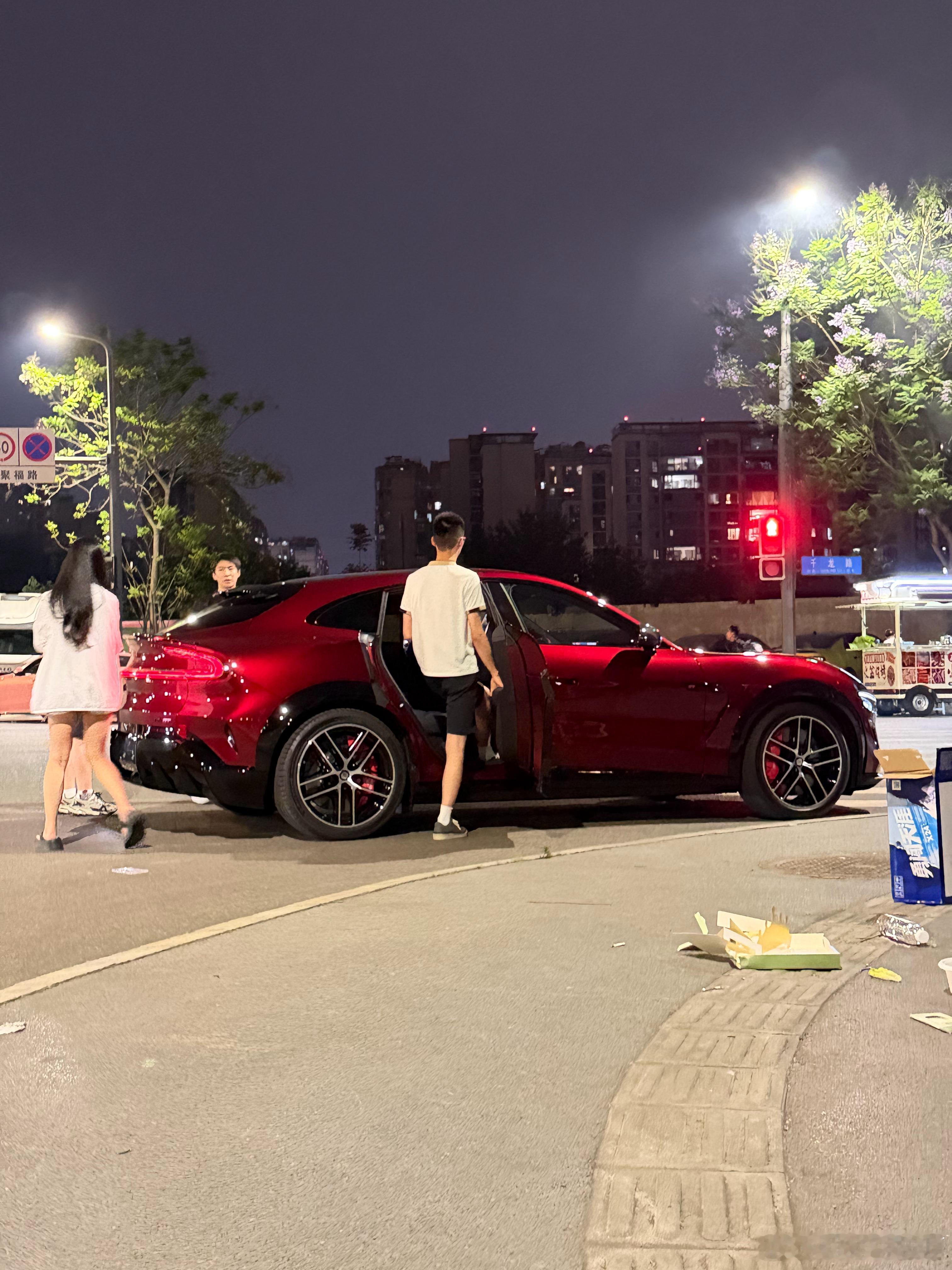 这小米YU7GT刚发布，就看到有人把真车开出来了看起来不像试驾车，媒体车么