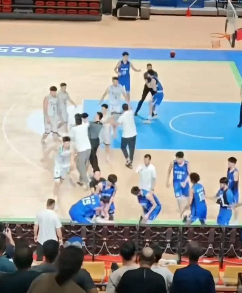 辽宁18号葛宏铭，敬你是条汉子！U21男篮山东和和辽宁打群架！他1秒钟都没上场，