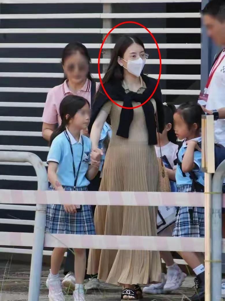 挺着孕肚的方媛对两个女儿还是亲力亲为，被港媒拍到坐计程车送两个女儿上学。不过方媛