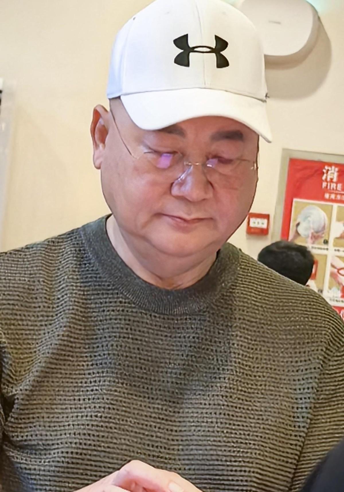 75岁的老艺术家在自家楼下的苍蝇馆子打个牙祭，竟然全程摆手不让拍照。这事儿要搁