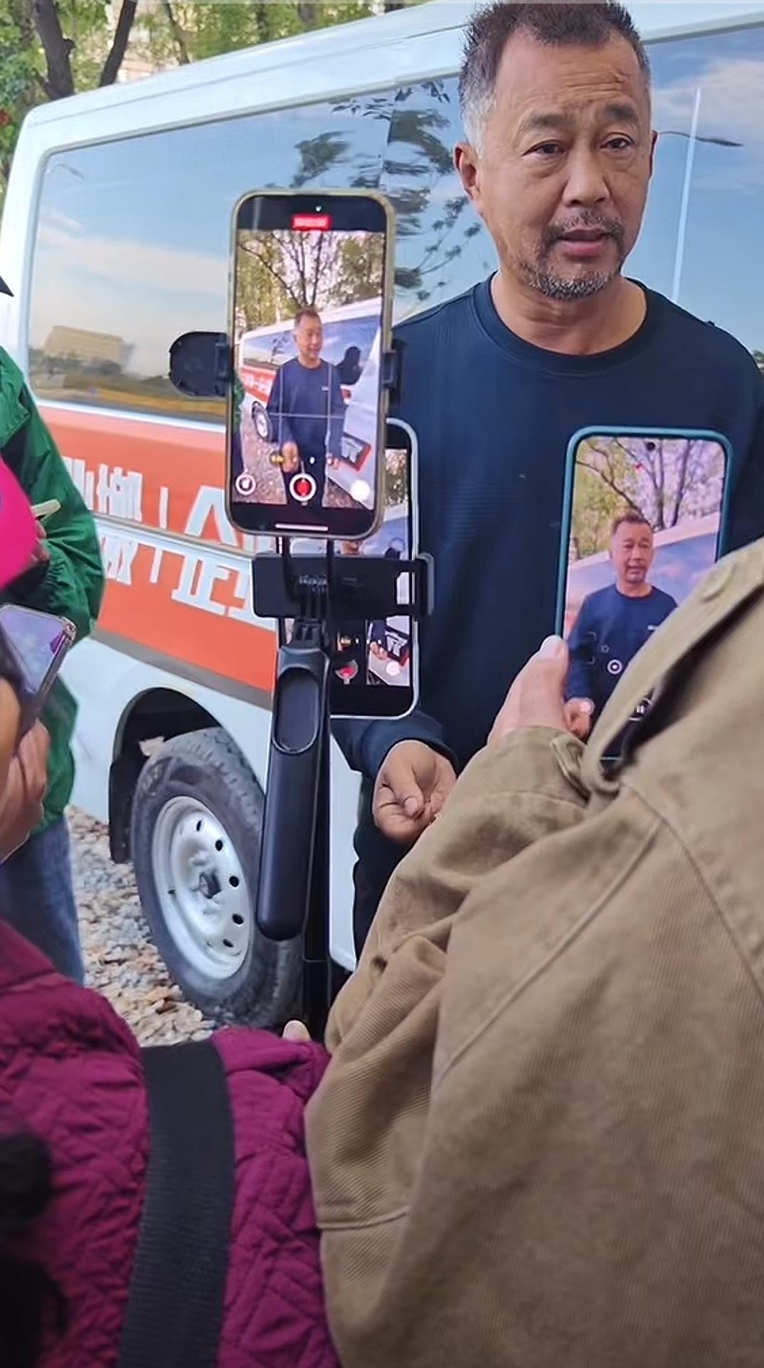 11月8日，沈巍避开众多主播，悄悄和刘太子离开上海白鹤。上午，众主播在车里自