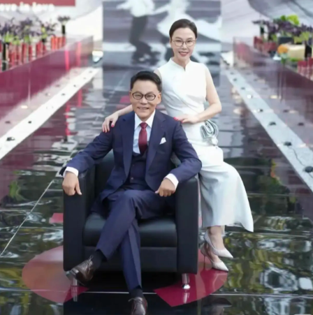 李国庆为啥绕一大圈还是要娶张丹红。朋友划着手机屏，过了会儿才开口：男人忘不掉