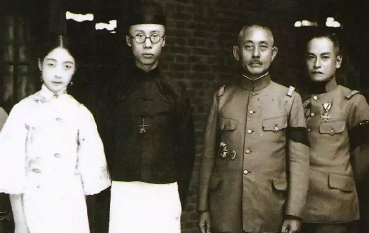 1960年，53岁的溥仪揣着刚领到的故宫门票，混在游客里排队。他指着养心殿龙椅对