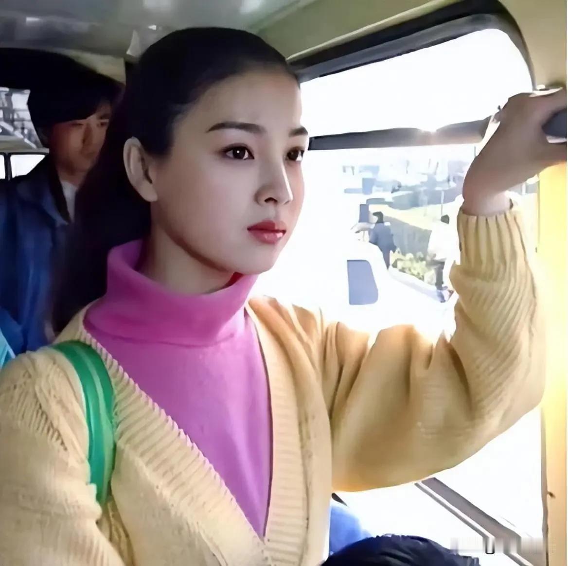 当年她在产房外被离婚，独养女儿23年，如今女儿貌美如花，前夫后悔不已。回望“国民