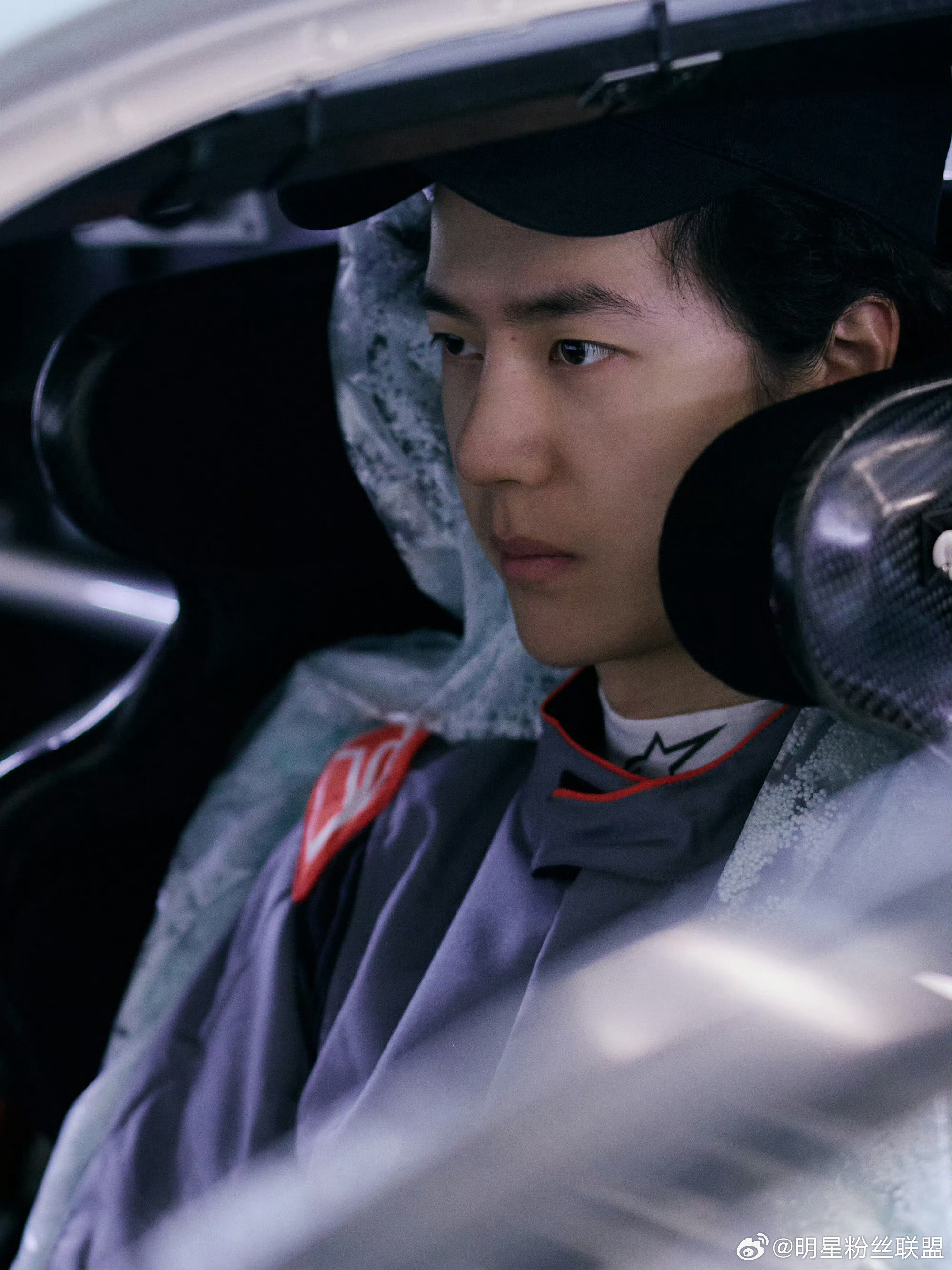 王一博王一博赛车手海报赛车手造型酷飒登场，专属蛇形logo全新进化，细节拉满！
