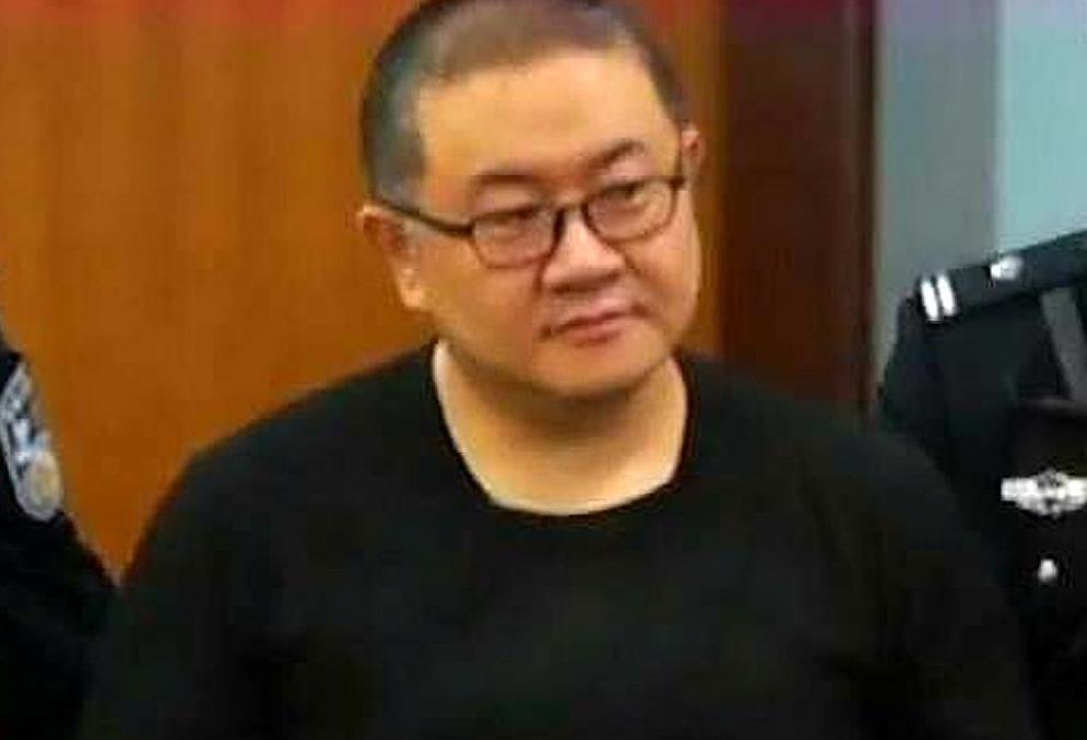 二十年前，孙小果被判了死刑。二十年后，他还在昆明开着豪车，经营着夜店。这听起来像