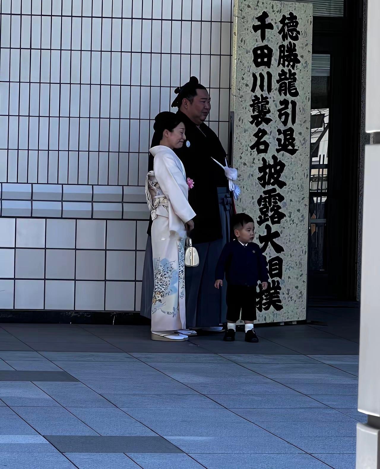 日本的奇怪文化——日本相扑擦屁股都要人伺候的庞然大物却有许多才貌双全的女子争相嫁