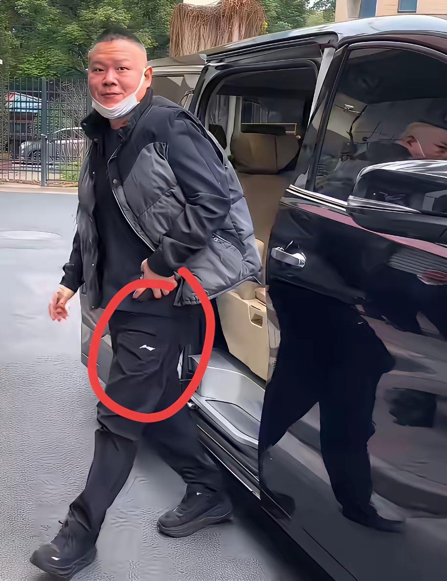 岳云鹏穿的裤子是什么牌子的，非常有气质