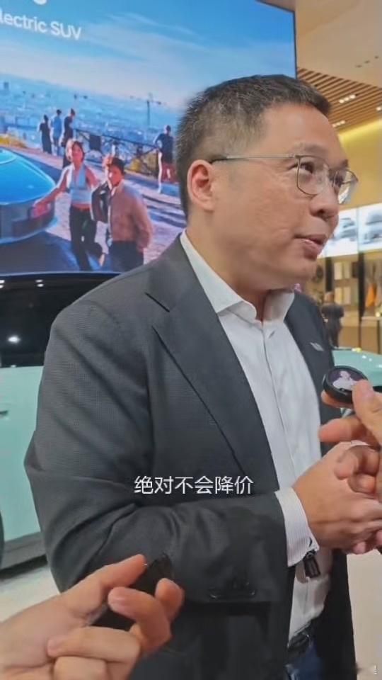 理想高管回应26款i6不会降价好家伙，在欧洲这次车展上，有记者问刘总，刘总这