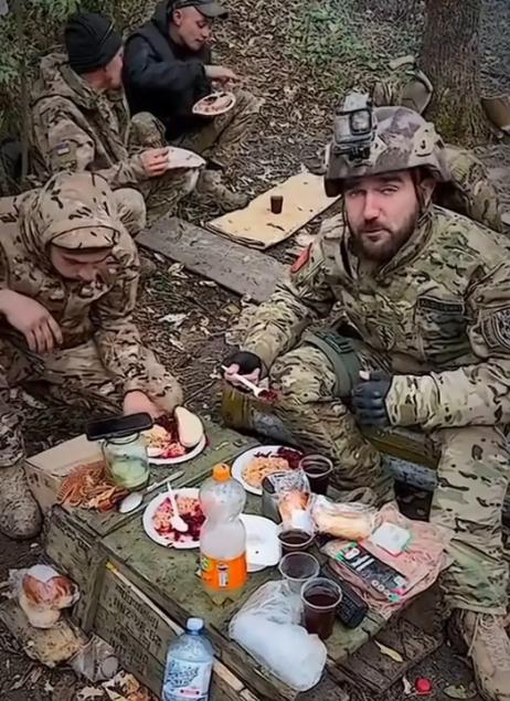 乌克兰前线官兵的伙食一般化！相对而言，乌克兰军队的伙食水平，还不算特别差，面包