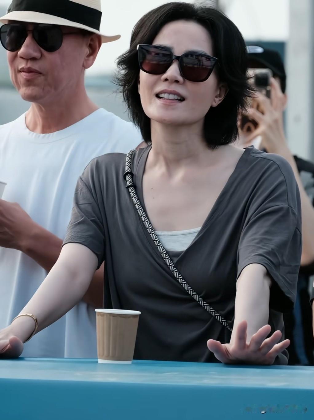 57岁王菲带李嫣看窦靖童演出，偷偷在墨镜后抹眼泪，原来是因为这个！8月29日