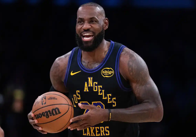 继续让詹姆斯当工具人，他不干了人家一没大伤二不疲劳，回来这么久了还在当工具人，