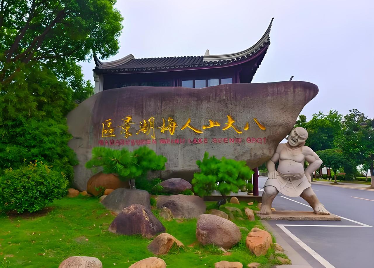 那位在江西南昌八大山人梅湖景区拍照的小刘少女太可惜了，她身穿汉服与朋友在那里游玩