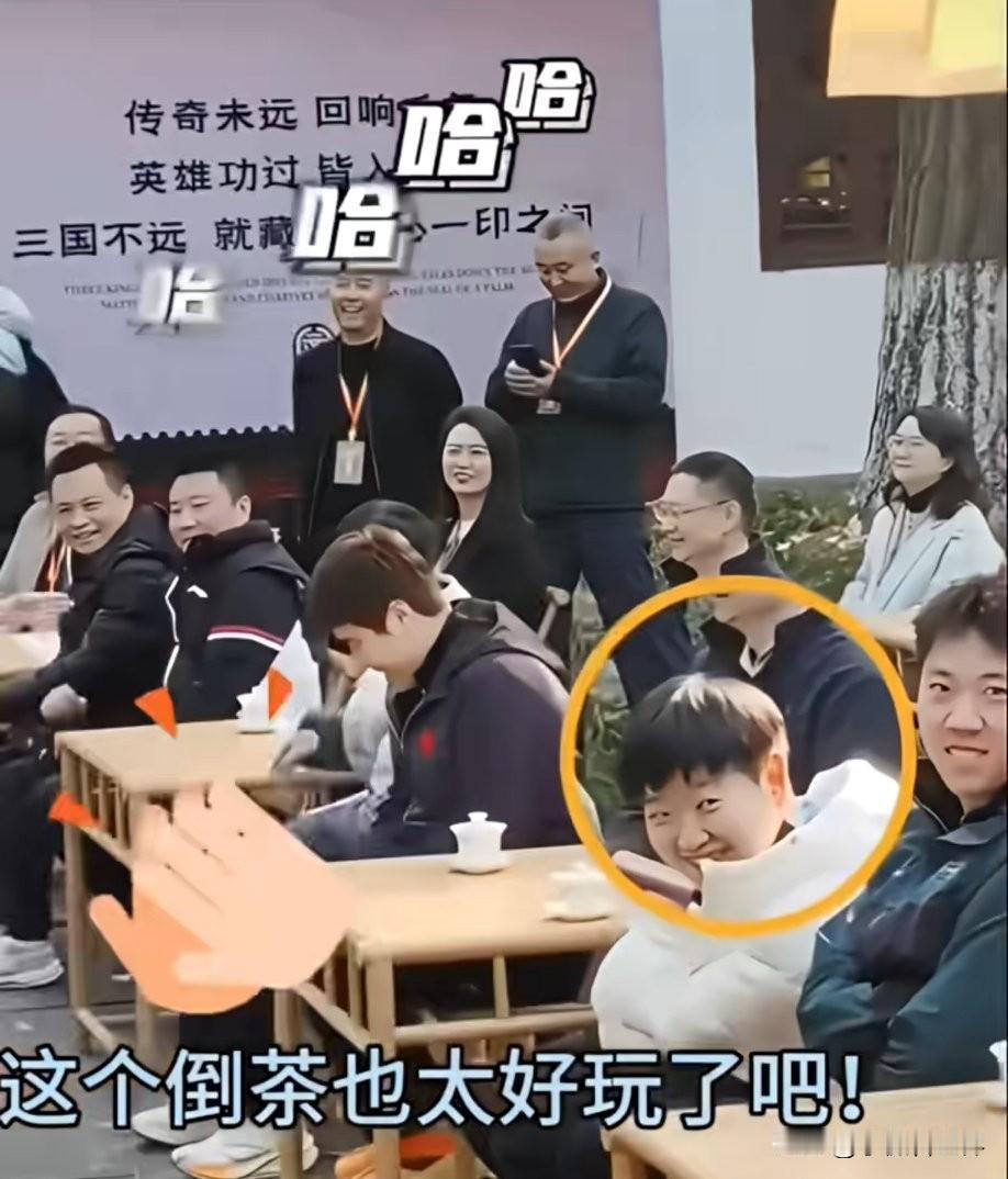 看莎莎笑得多开心，什么事让她这样快乐呢？且说我们国乒主力队员参加成都混团国际