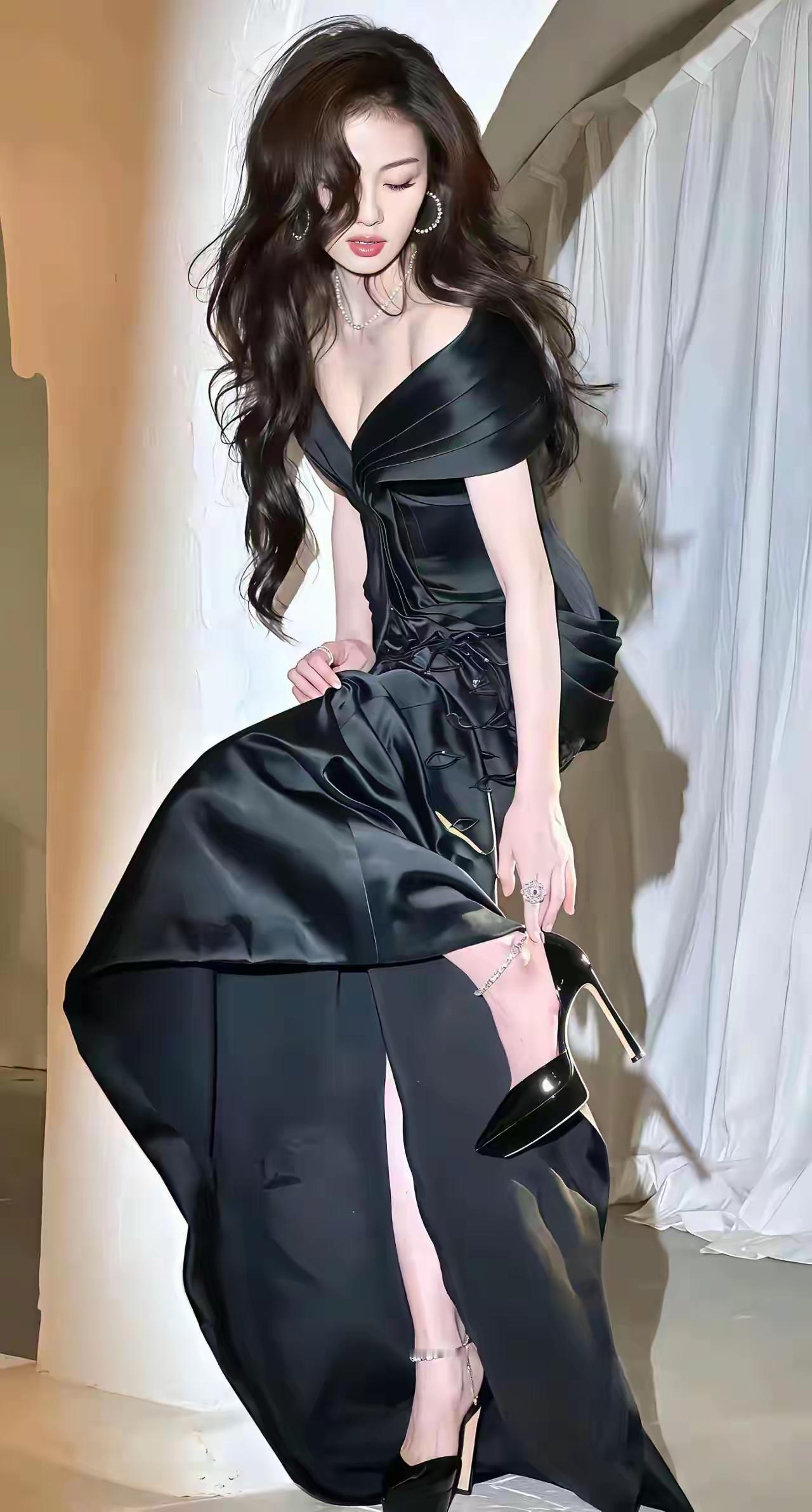 可以说，这张照片把女性的美淋漓尽致的展现了出来：波浪秀发半掩容颜！黑色长裙