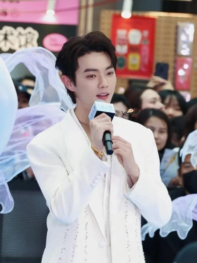 #曝许凯将迎有史以来最大热度#这热度还嫌小？近期表现已亮眼，心疼同剧组女演员[