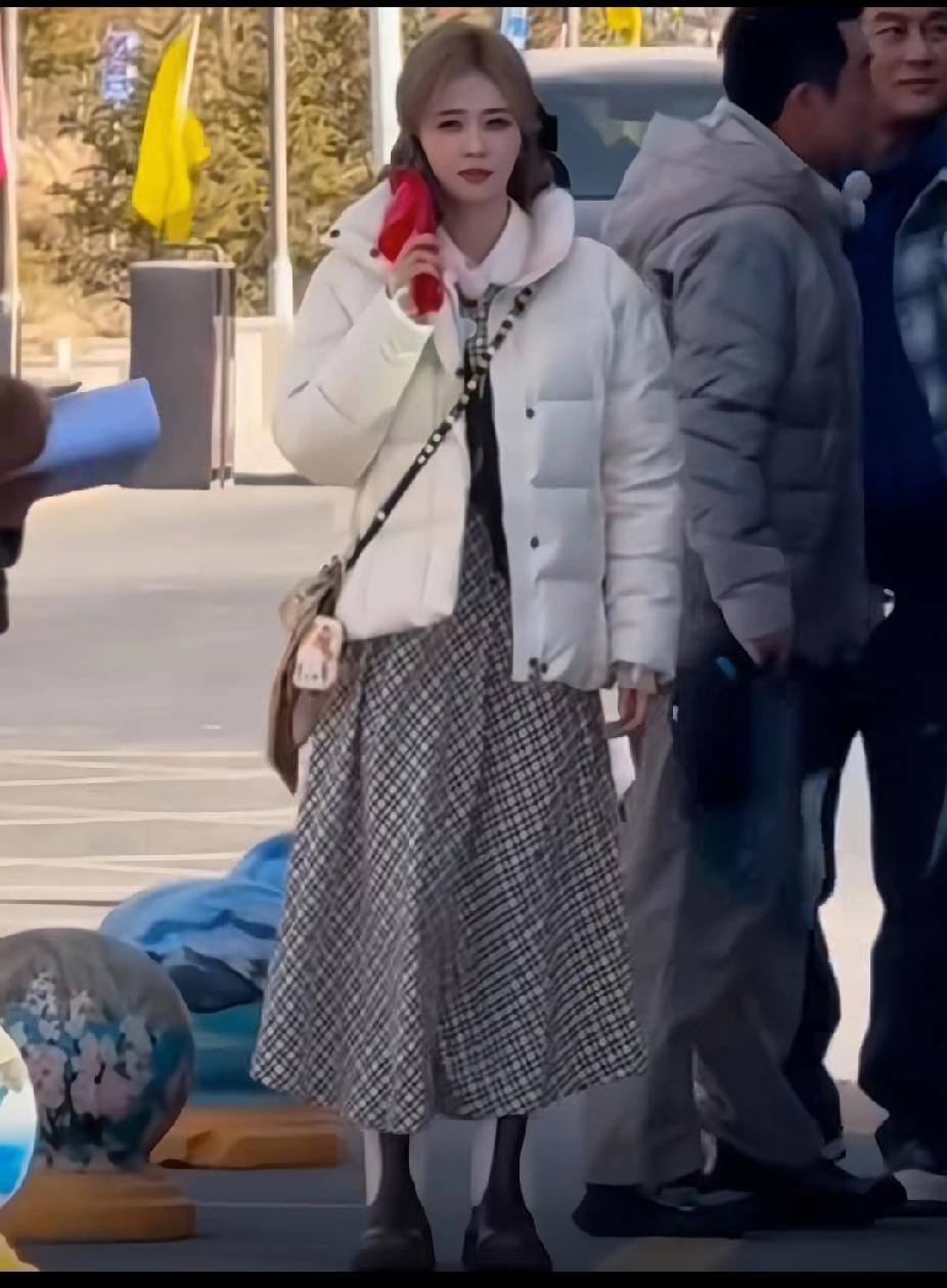 白鹿是不是跑偏了，怎么走到搞笑赛道上去了，大红鞋底子手机壳，用起来毫无负担，以后