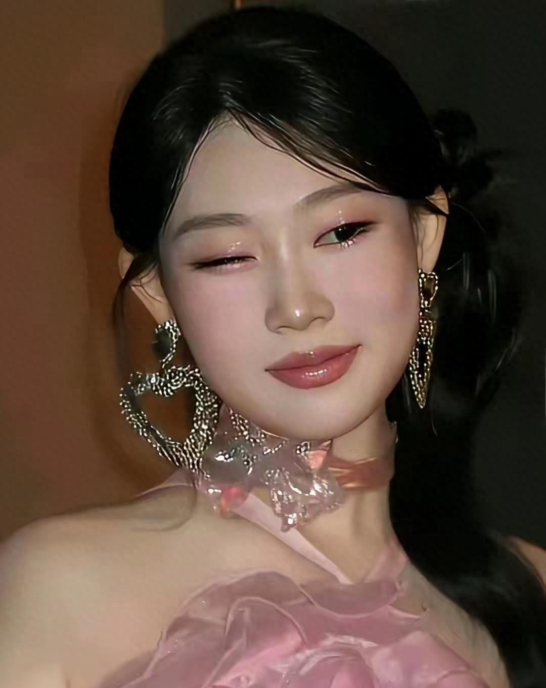 终于明白了，小沈阳为什么宁愿冒着被骂“强捧”的风险，也要砸钱把女儿沈佳润送到聚