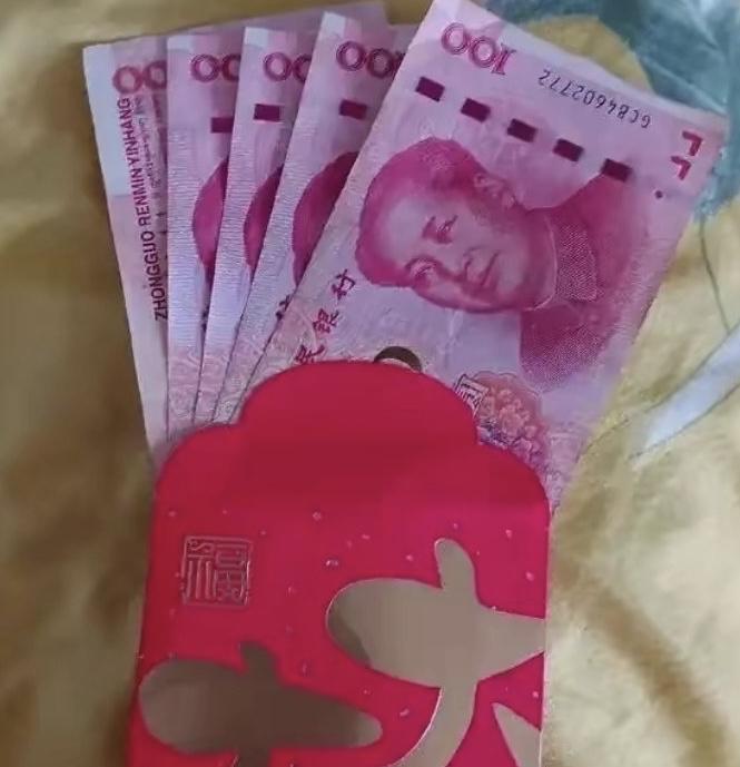 这年过完了，帮妈妈整理亲戚拜年带来的礼品，发现今年的亲戚们好像商量好的，都是一箱