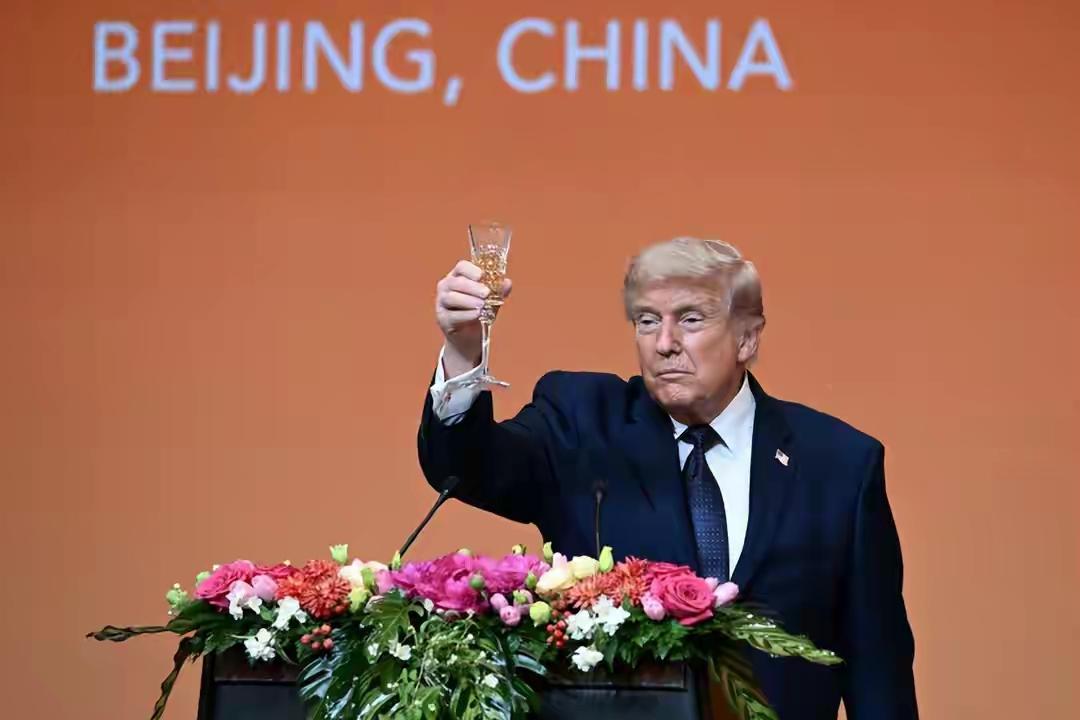 就问你惊不惊喜！那个平时张嘴就“美国优先”、动不动就掀桌子的特朗普，在北京国宴上