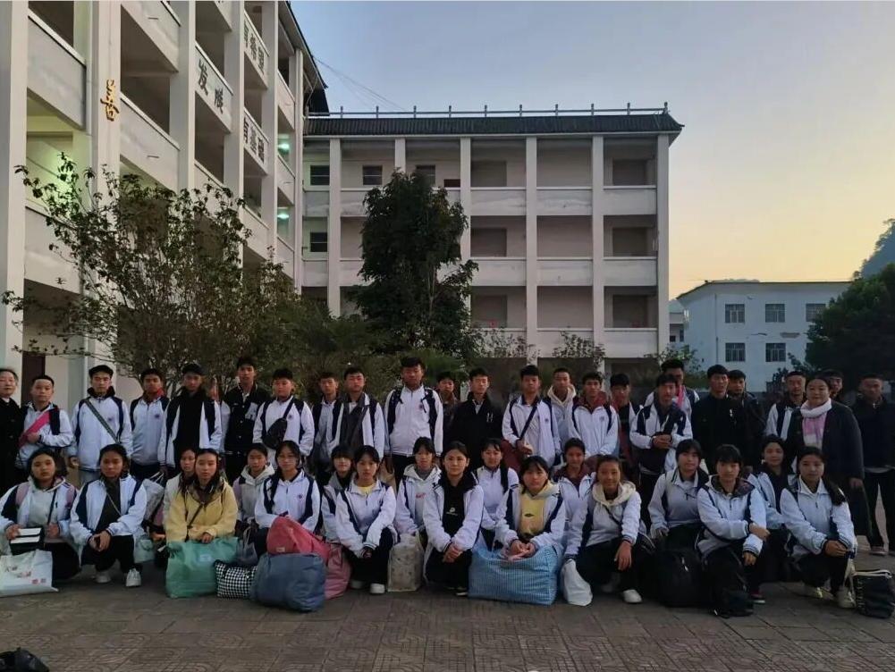 三年砸近60万，这笔投入值不值？缅北果敢56名公费师范生毕业等待分配！事情得