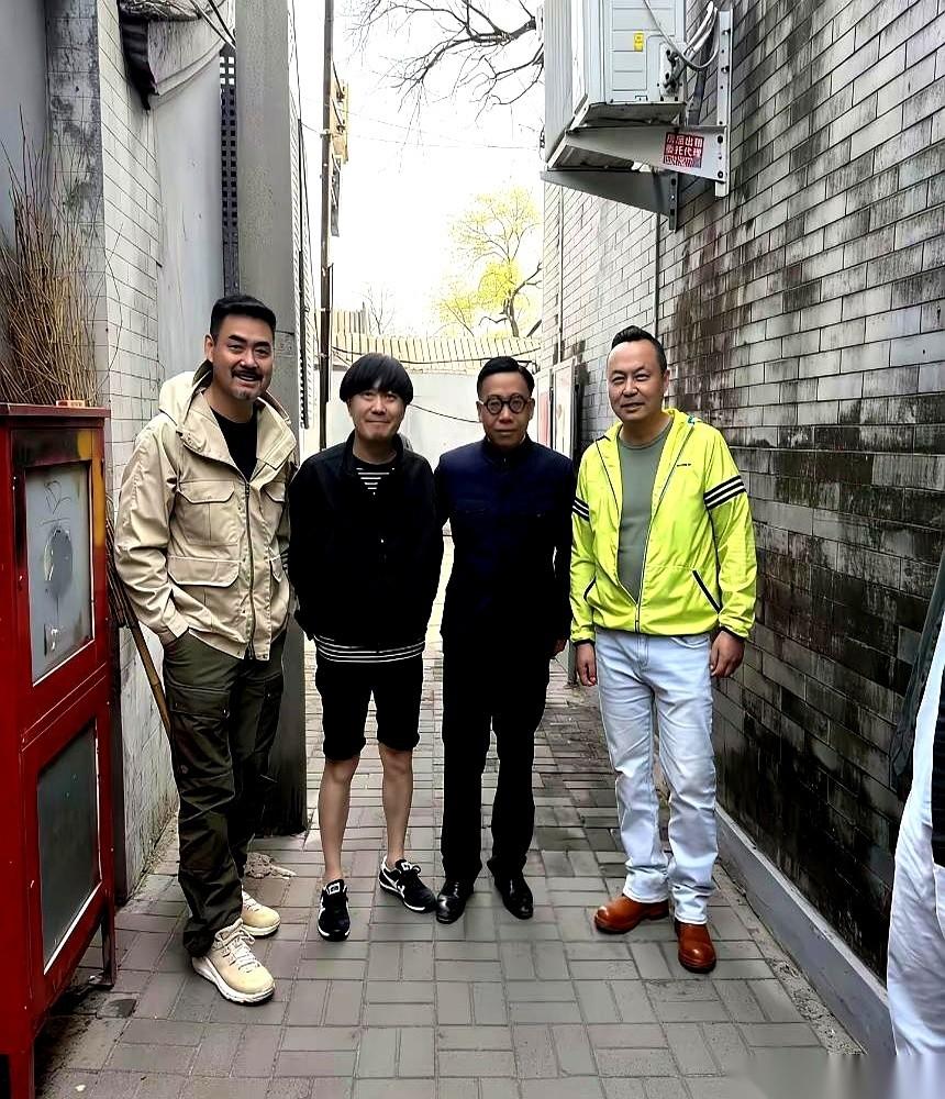 球球单飞了。这消息刚冒出来，我就盯着屏幕看了好一会儿。陈翔的团队，在搞笑短视频