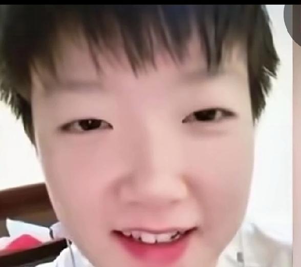 莎莎被问为啥一直留短发，她说比赛方便，但以后会留长发。网友夸她短发可爱，她也看到