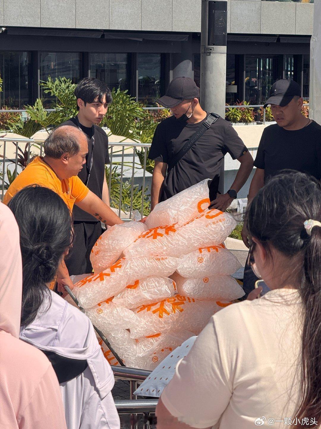 香港线下活动为了防止粉丝中暑，肖战就差射日了。