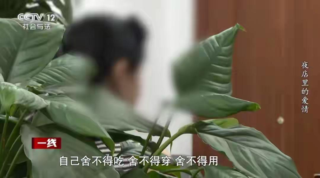 90后男模同时恋2位富婆，骗千万还获谅解？46岁女友：他付出过真心！你相信