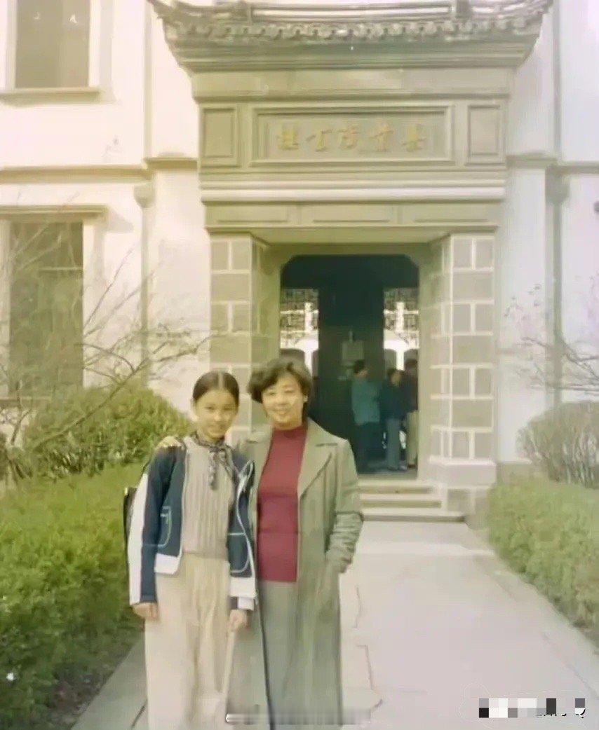 黄圣依是中了基因彩票吧，她妈妈长得一般，但她漂亮得很出圈。