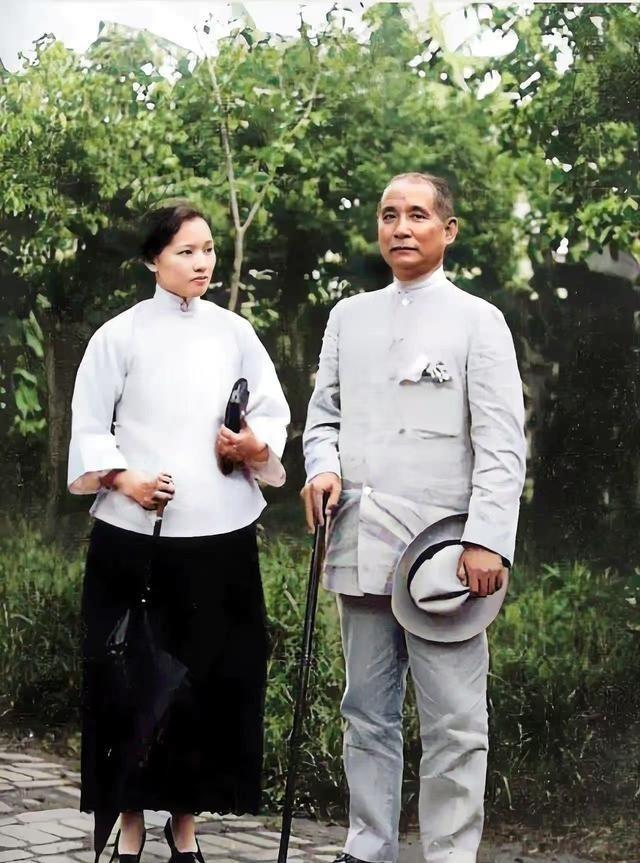 1921年的广州，28岁的宋庆龄站在55岁的孙中山身旁，这对相差27岁的恋人眼中