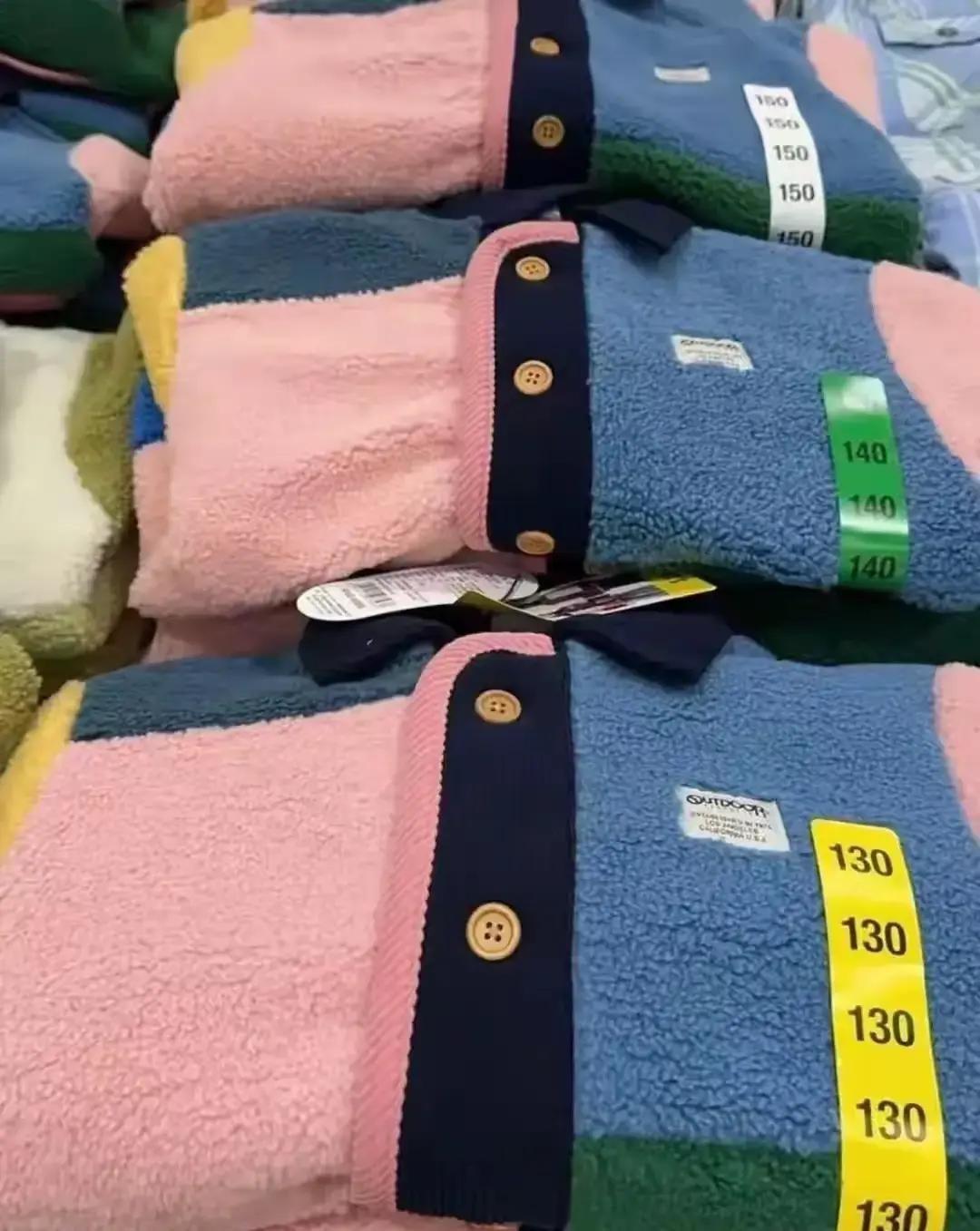 山姆一件149块的摇粒绒外套突然成了全网香饽饽。我刷视频，十个博主九个在穿，颜