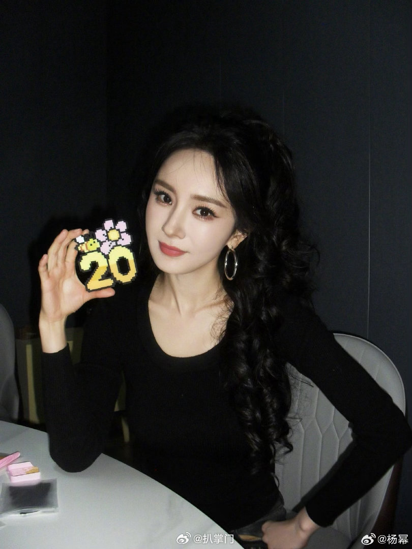 网友找到小时候和杨幂的合影羡慕能偶遇还能和杨幂合照的网友了！网友分享了自己一张小