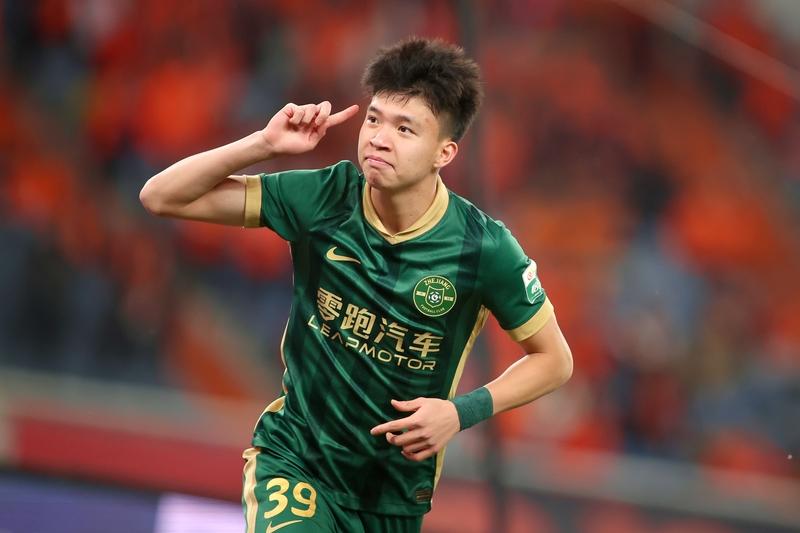 国足闷平泰国队，王钰栋表现最出色。说到底足球还是团体运动。如果国足所有球员都有王