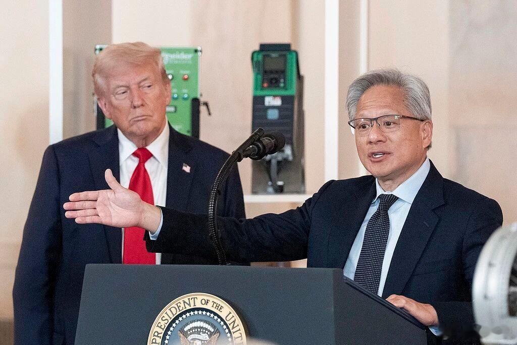 空军一号在阿拉斯加安克雷奇国际机场经停加油时，黄仁勋背包前来，似乎是最后一刻临时