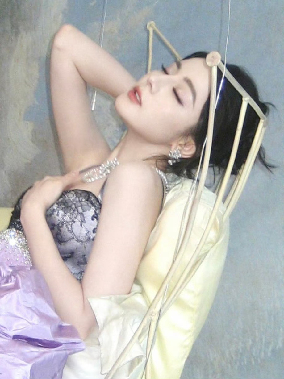 热巴的蕾丝吊带这也太迷人了