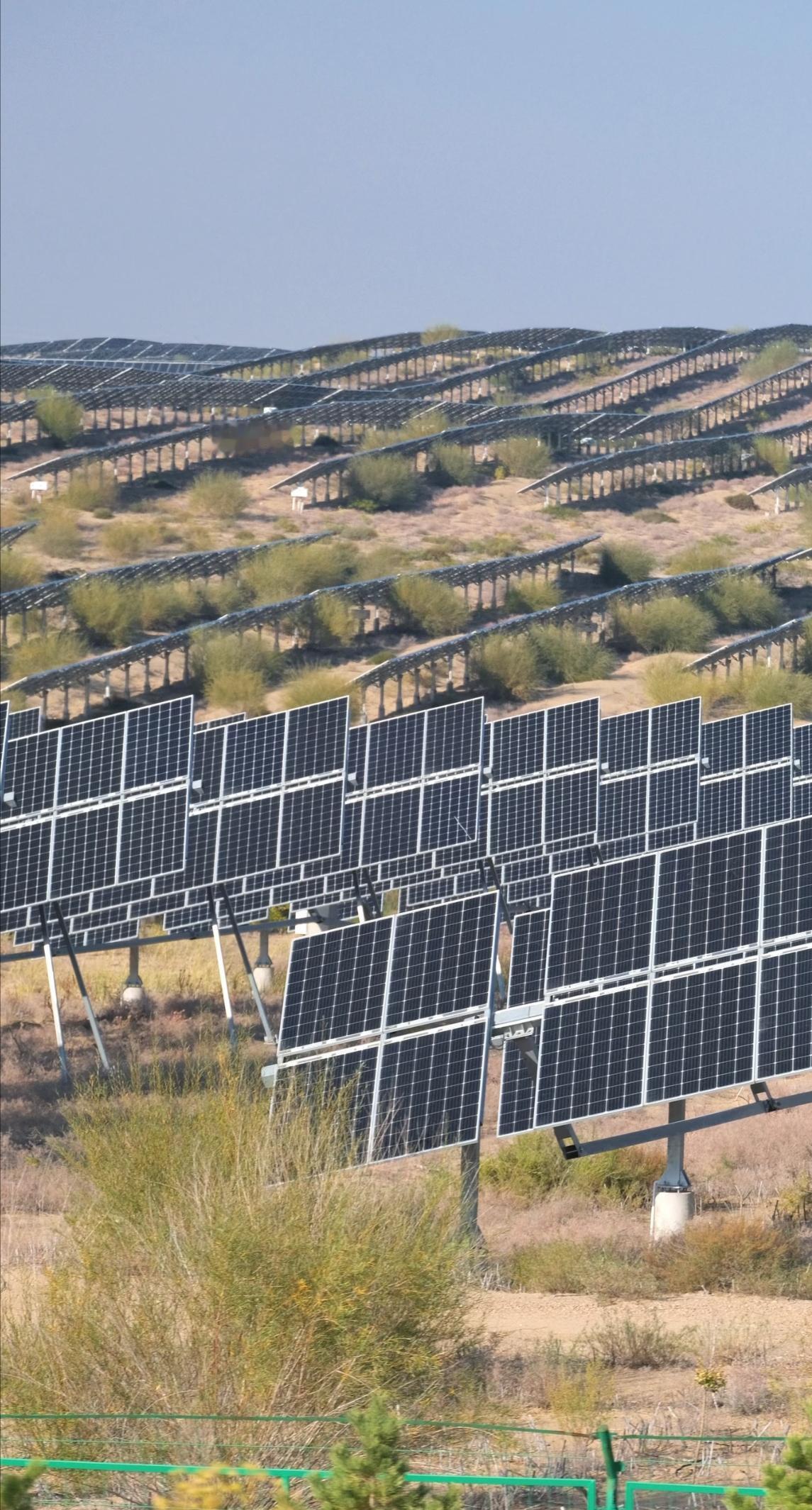 新疆地广人稀，用电量却稳居全国前列。核心是绿电储量冠绝全国，再加上高耗能企业扎堆