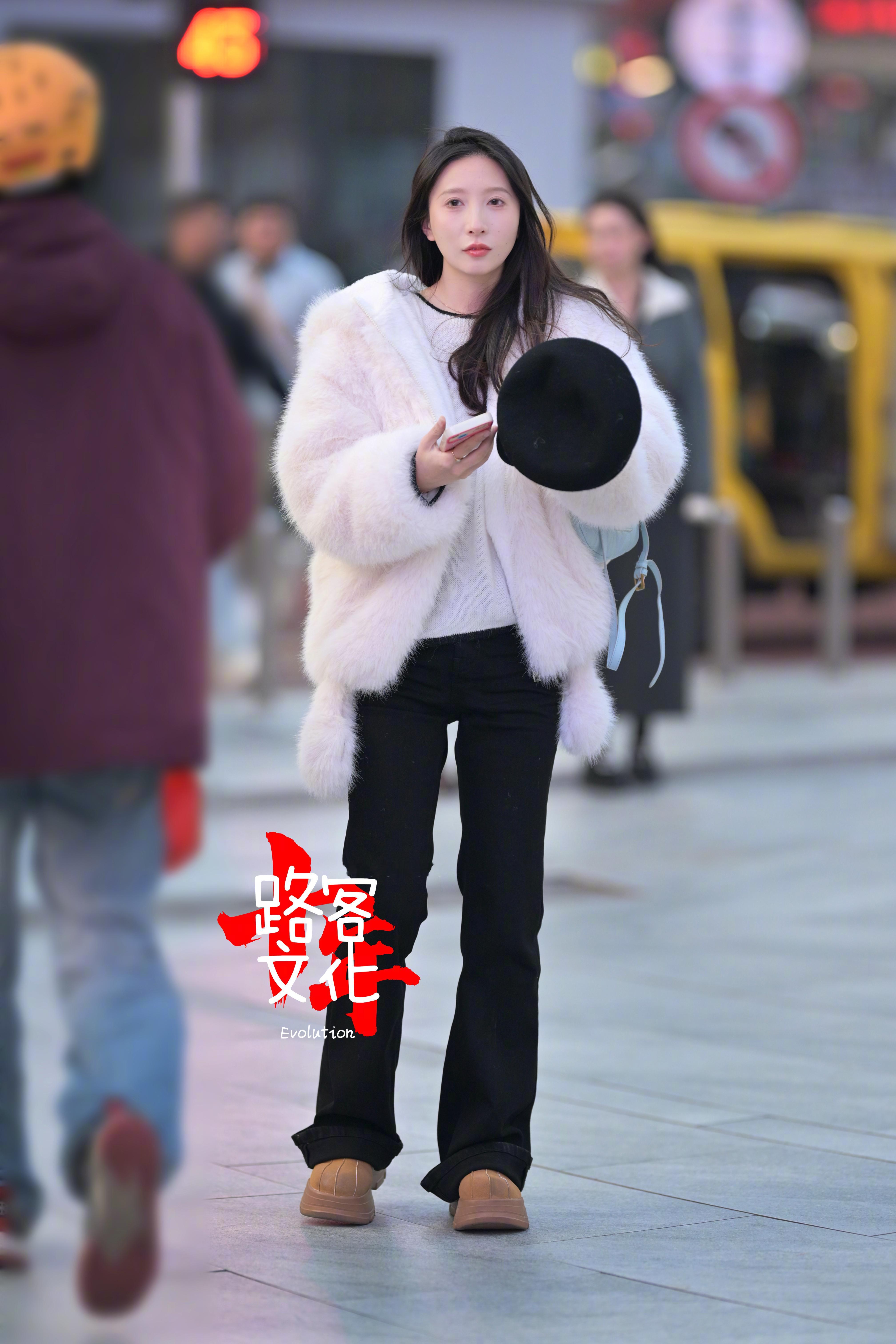 小姐姐和我对视了1秒