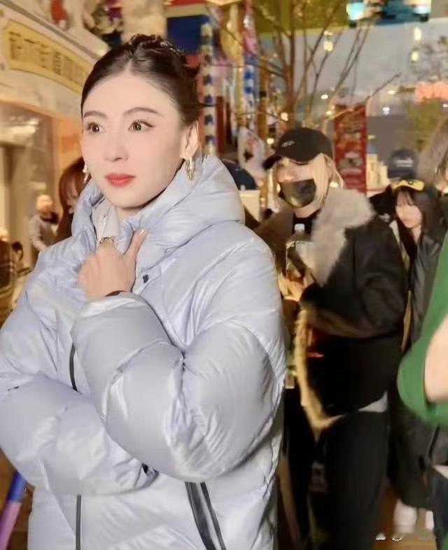 45岁张柏芝在上海街边被偶遇，她穿着羽绒服，脸蛋圆润，皮肤细腻，美的就像25岁