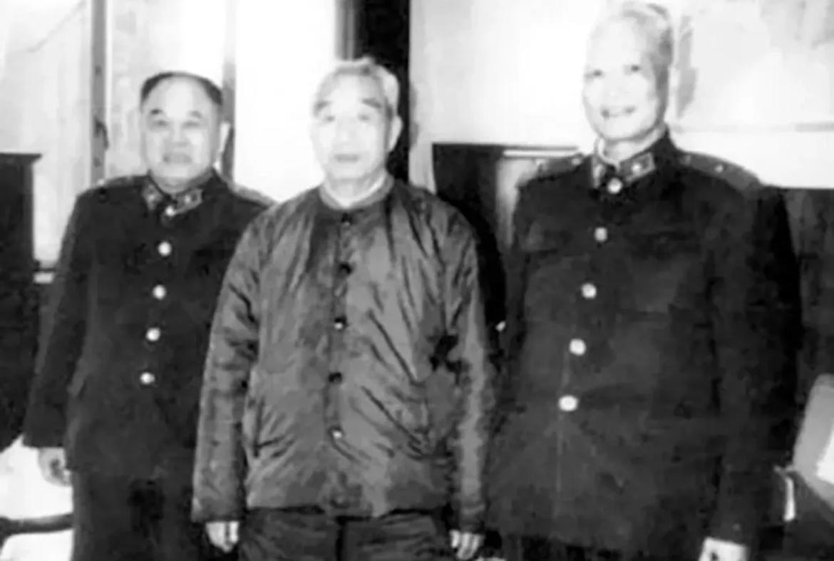 1988年，徐向前元帅与国防大学校长张震、政治委员李德生（两位都是徐帅老部下）的