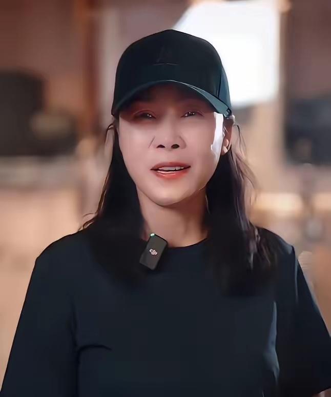 时隔24年，59岁的田震官宣重返北京开演唱会，这一消息让乐坛哗然——不仅那英始料