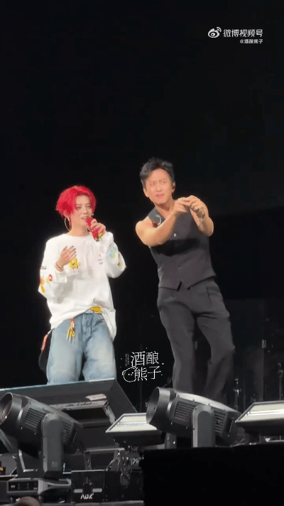 谁看到邓超饭撒能不笑邓超太会整活！鹿晗演唱会上他玩“丘比特式撒饭”，毫无偶像包袱