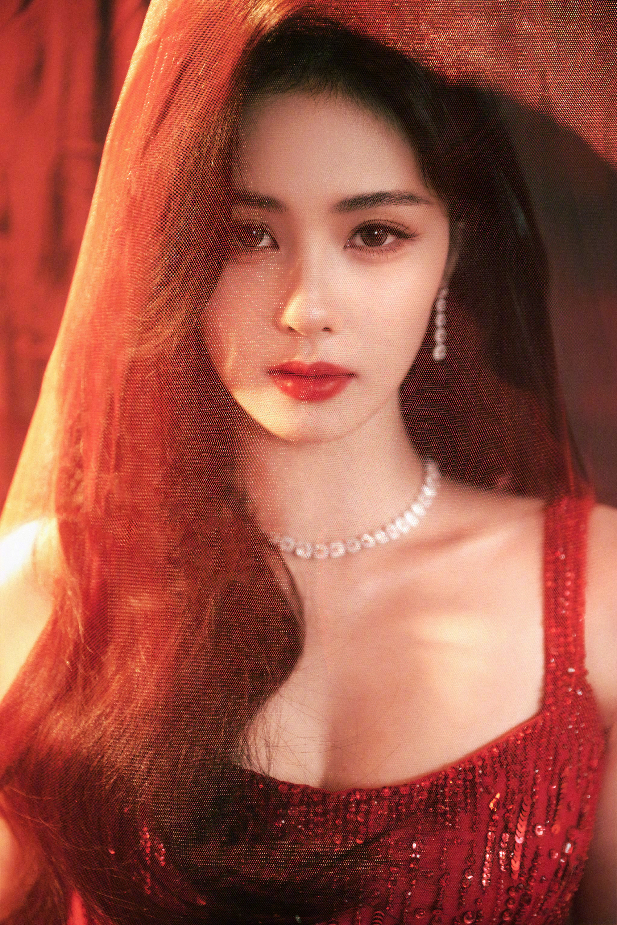 白鹿新春造型大片，一袭JennyPackham红色亮片裙，佩戴DeBeers