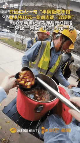 在湖北武汉，一位卖卤肉饭的男子在市场上摊位前忙碌，不幸的是，他的生意却因为一句无